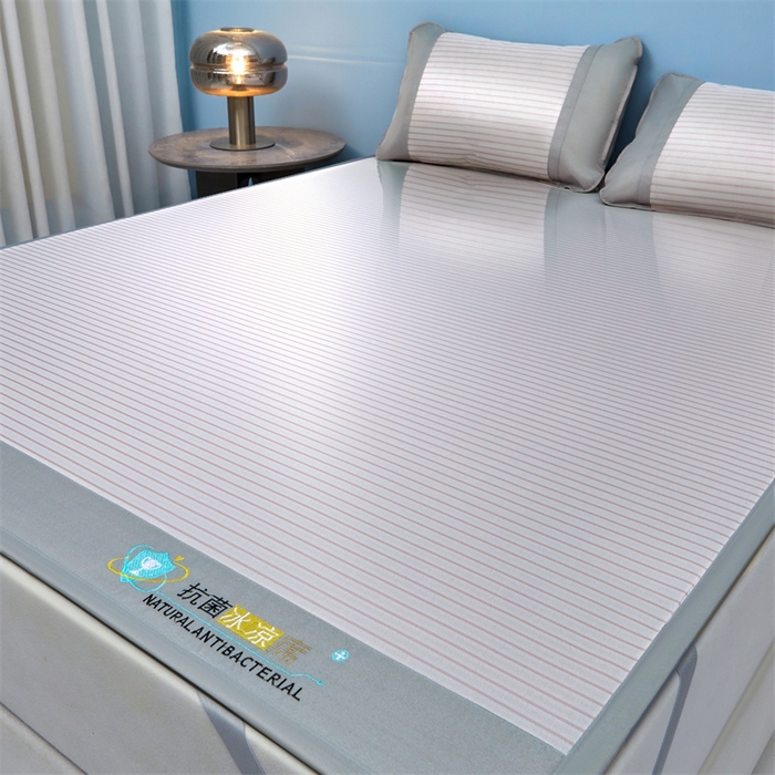 91家纺网 家纺一手货源 找家纺 航途席业 2026新款抗菌冰凉席饼干条纹无纺布凉席席子 素夏 树莓粉