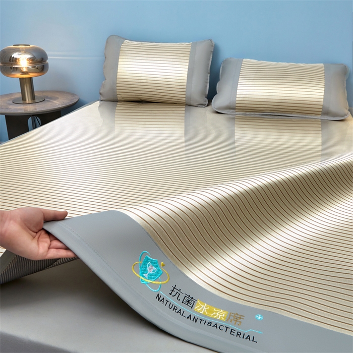 91家纺网 家纺一手货源 找家纺 航途席业 2026新款抗菌冰凉席饼干条纹无纺布凉席席子 素夏 星光银