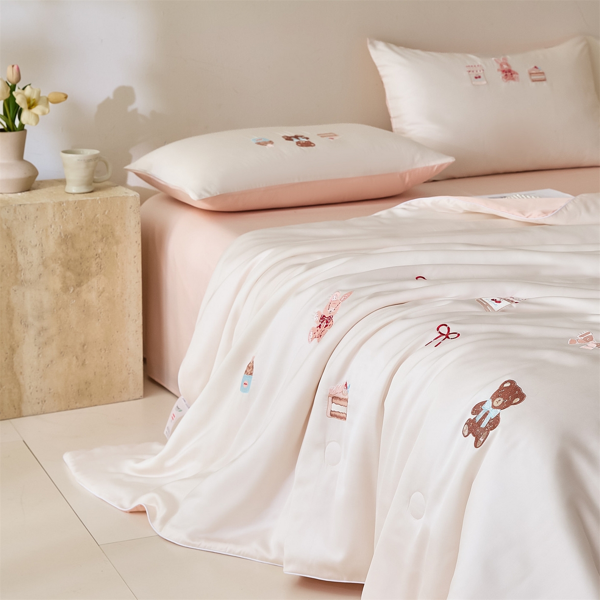 91家纺网 家纺一手货源 找家纺 DC 2026新款A类兰精天丝麻绳平绣系列夏被四件套 元气白桃+半熟蜜桃（焦糖小熊）