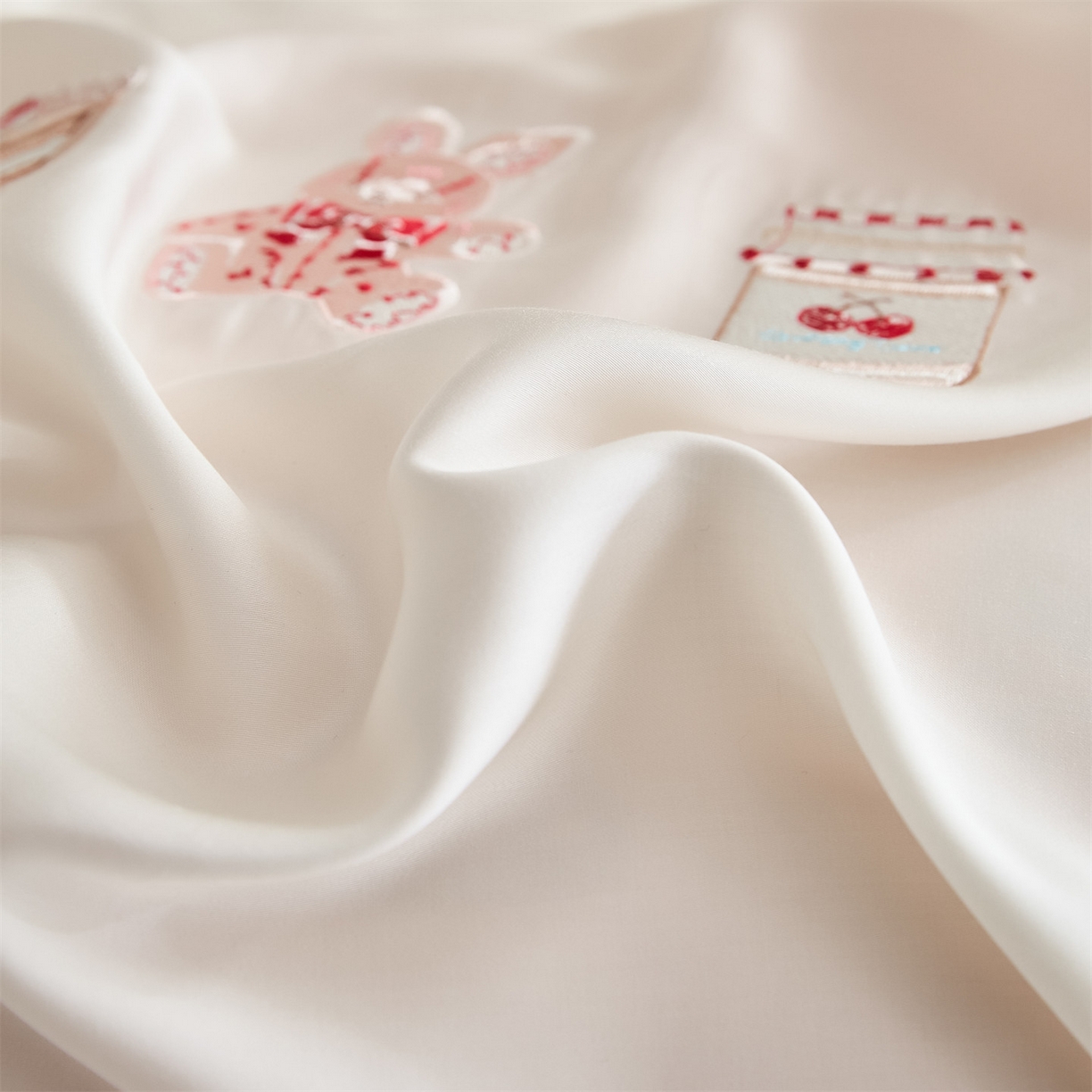 91家纺网 家纺一手货源 找家纺 DC 2026新款A类兰精天丝麻绳平绣系列夏被四件套 元气白桃+半熟蜜桃（焦糖小熊）