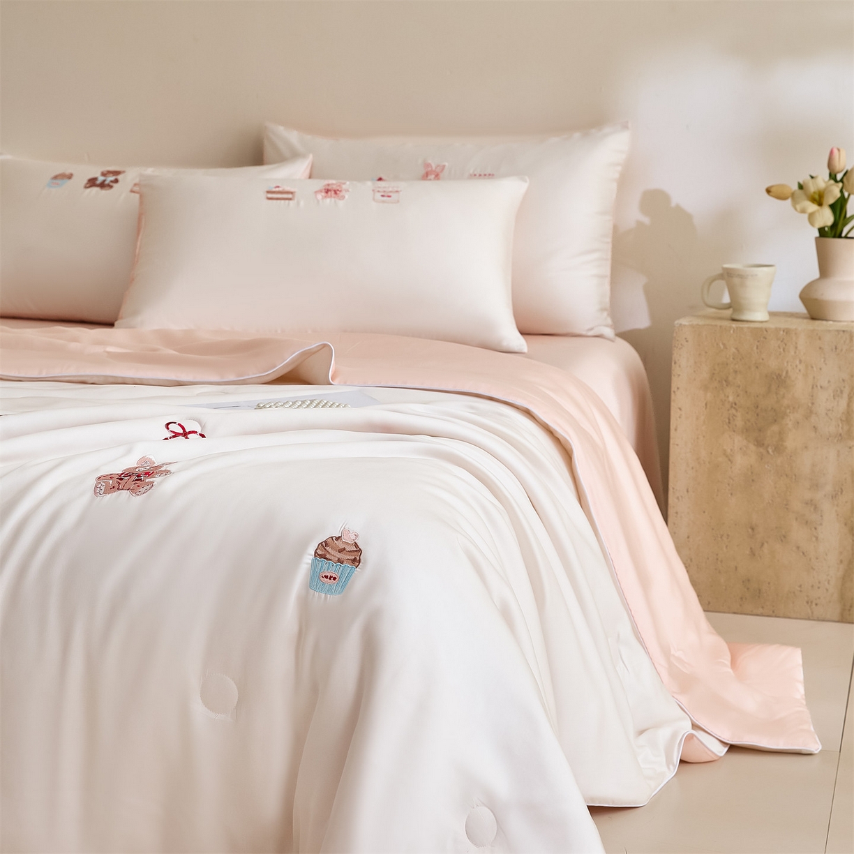 91家纺网 家纺一手货源 找家纺 DC 2026新款A类兰精天丝麻绳平绣系列夏被四件套 元气白桃+半熟蜜桃（焦糖小熊）
