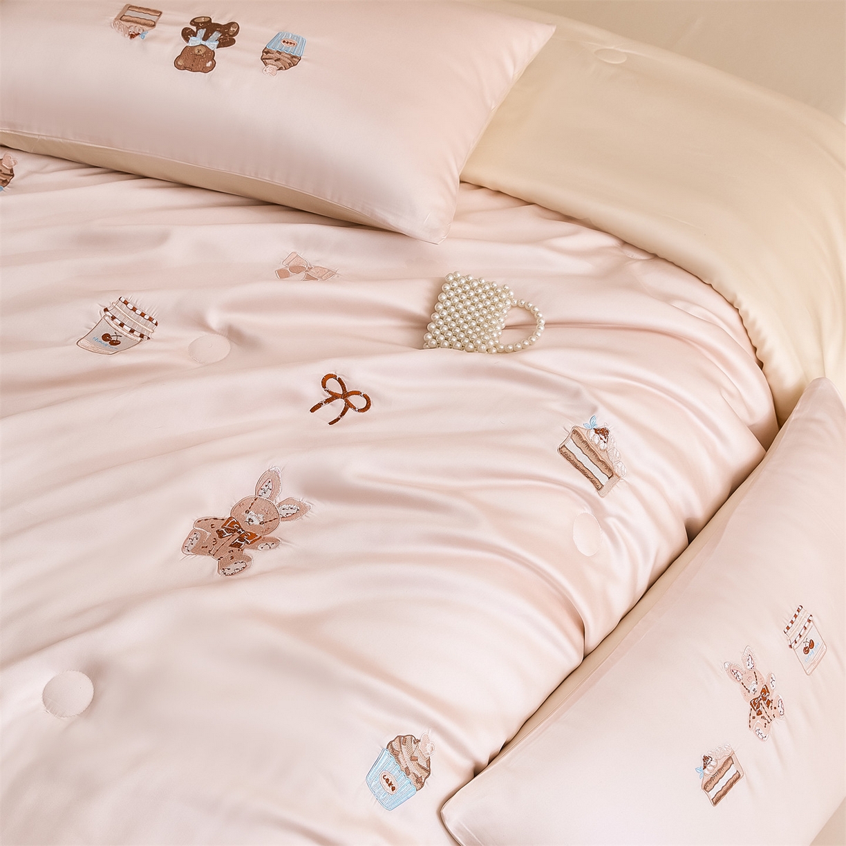 91家纺网 家纺一手货源 找家纺 DC 2026新款A类兰精天丝麻绳平绣系列夏被四件套 素粉+杏白（焦糖小熊）