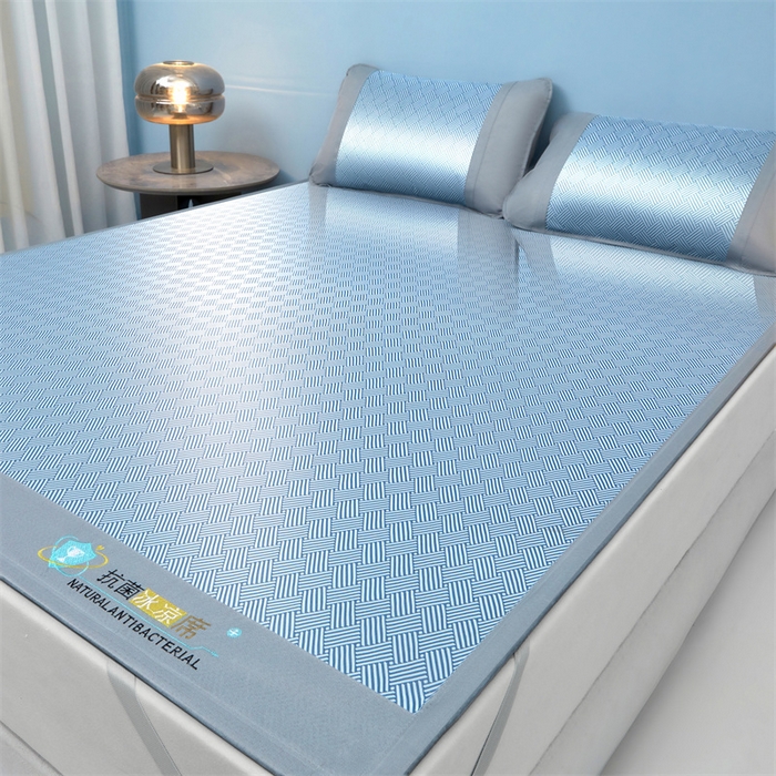 91家纺网 家纺一手货源 找家纺 航途席业 2026新款抗菌冰凉席饼干条纹无纺布凉席席子 思绪 静谧蓝