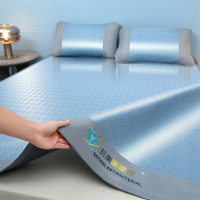 91家纺网 家纺一手货源 找家纺 航途席业 2026新款抗菌冰凉席饼干条纹无纺布凉席席子 思绪 静谧蓝