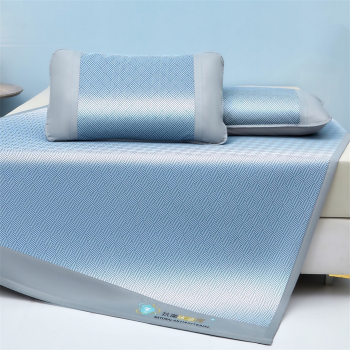 91家纺网 家纺一手货源 找家纺 航途席业 2026新款抗菌冰凉席饼干条纹无纺布凉席席子 思绪 静谧蓝