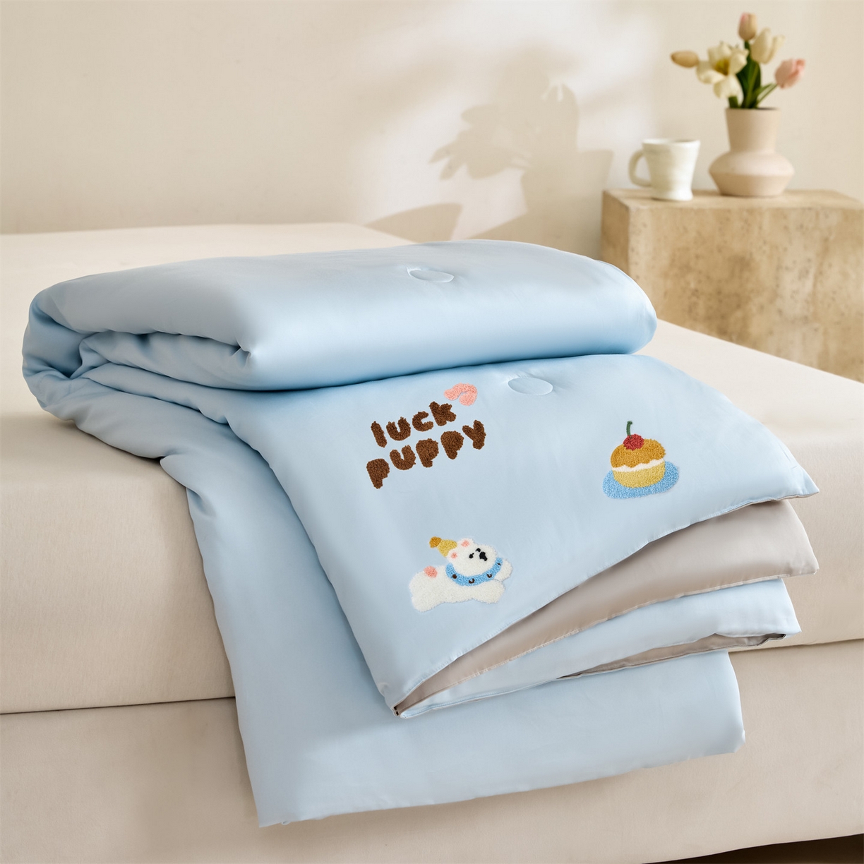 91家纺网 家纺一手货源 找家纺 DC 2026新款A类兰精天丝毛巾绣系列夏被四件套 婴儿蓝+冰川灰（初夏小狗）