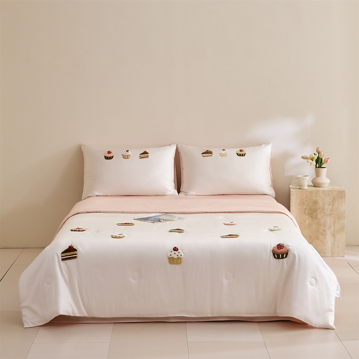 91家纺网 家纺一手货源 找家纺 DC 2026新款A类兰精天丝毛巾绣系列夏被四件套 元气白桃+半熟蜜桃（丝绒蛋糕）