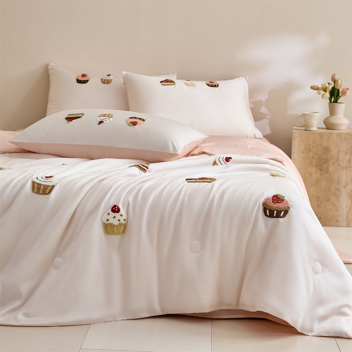 91家纺网 家纺一手货源 找家纺 DC 2026新款A类兰精天丝毛巾绣系列夏被四件套 元气白桃+半熟蜜桃（丝绒蛋糕）