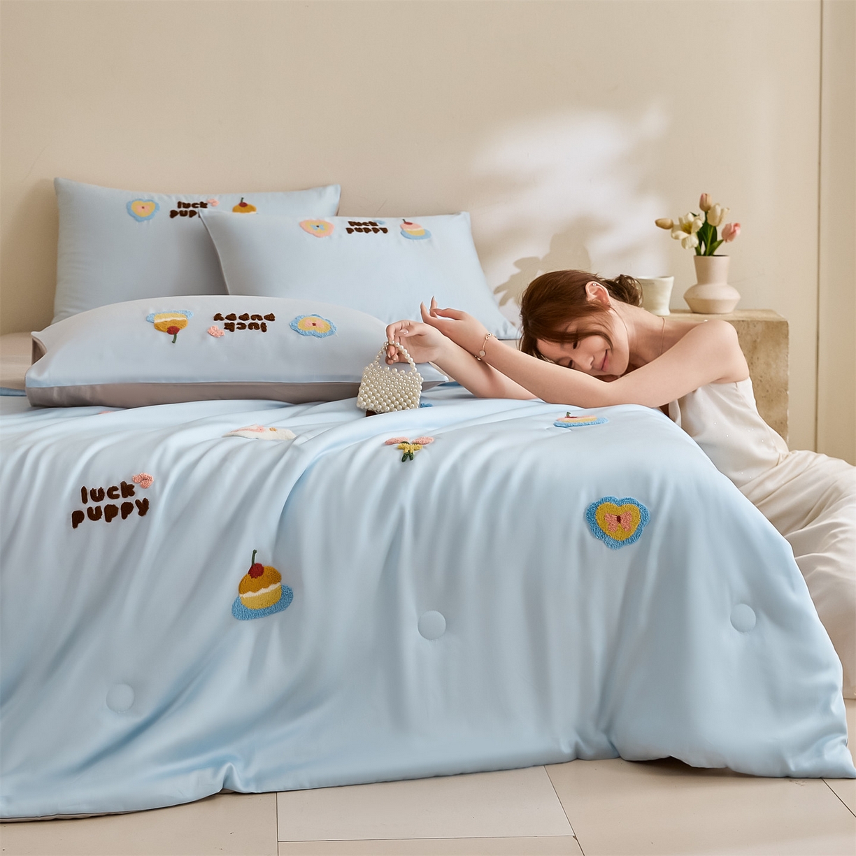 91家纺网 家纺一手货源 找家纺 DC 2026新款A类兰精天丝毛巾绣系列夏被四件套 婴儿蓝+冰川灰（初夏小狗）