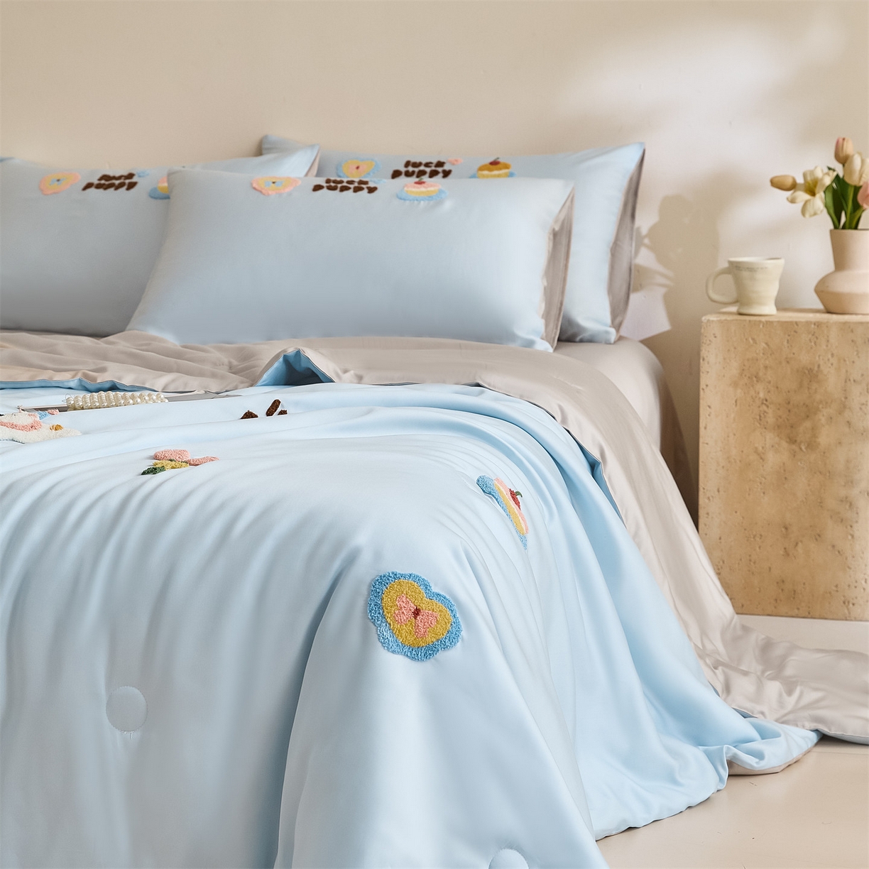 91家纺网 家纺一手货源 找家纺 DC 2026新款A类兰精天丝毛巾绣系列夏被四件套 婴儿蓝+冰川灰（初夏小狗）