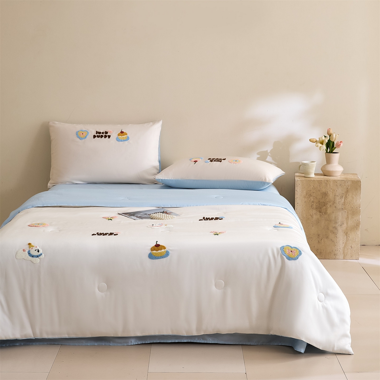 91家纺网 家纺一手货源 找家纺 DC 2026新款A类兰精天丝毛巾绣系列夏被四件套 元气白桃+婴儿蓝（初夏小狗）