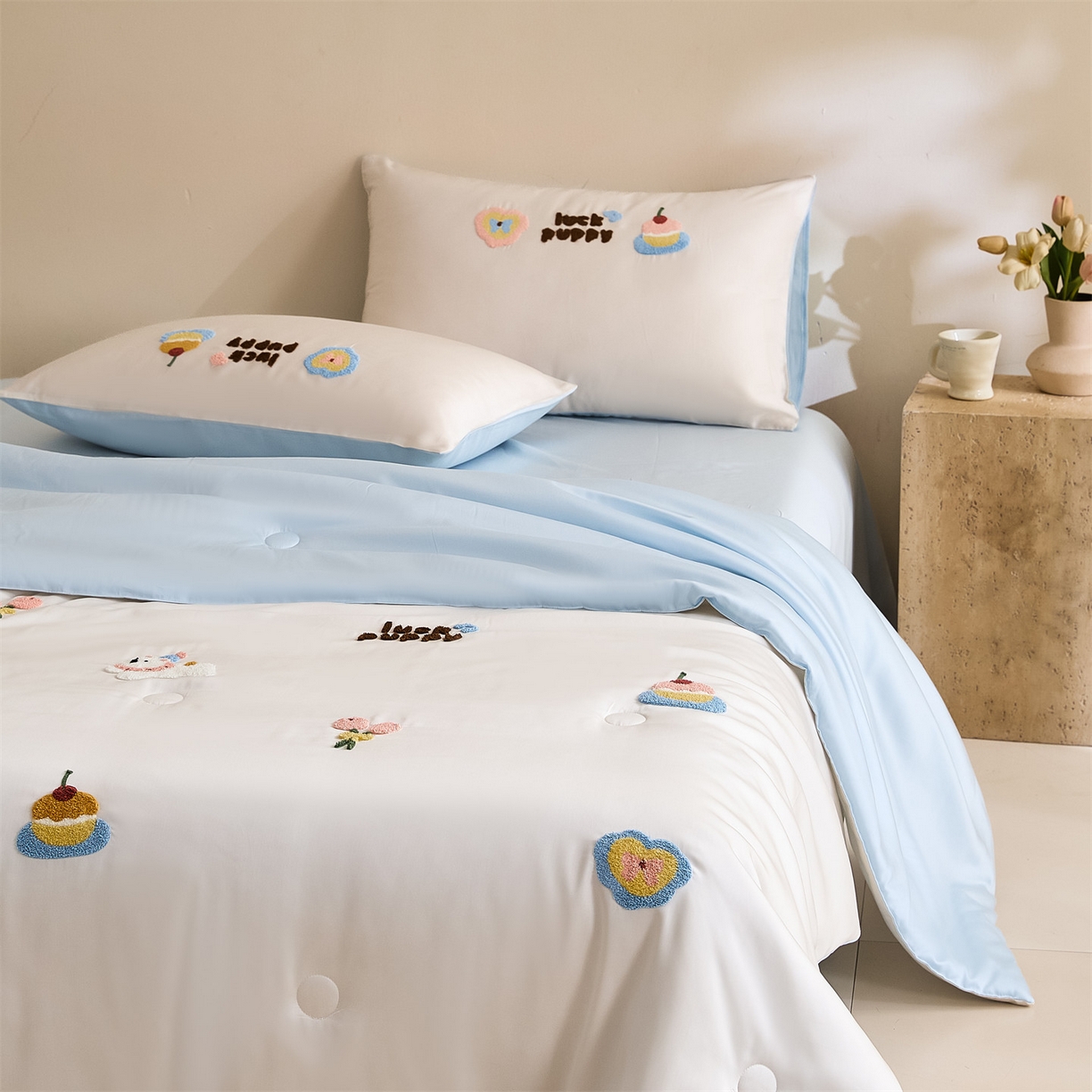 91家纺网 家纺一手货源 找家纺 DC 2026新款A类兰精天丝毛巾绣系列夏被四件套 元气白桃+婴儿蓝（初夏小狗）