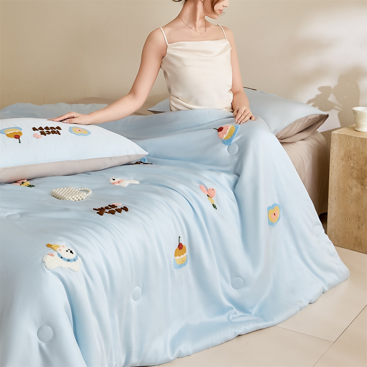 91家纺网 家纺一手货源 找家纺 DC 2026新款A类兰精天丝毛巾绣系列夏被四件套 婴儿蓝+冰川灰（初夏小狗）