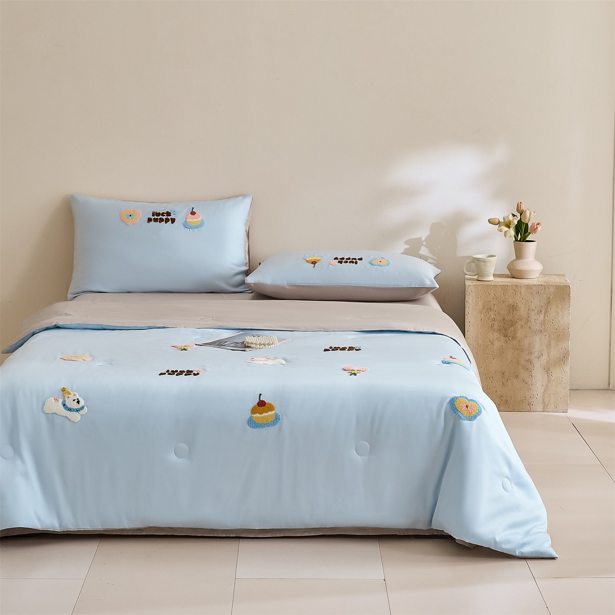 91家纺网 家纺一手货源 找家纺 DC 2026新款A类兰精天丝毛巾绣系列夏被四件套 婴儿蓝+冰川灰（初夏小狗）