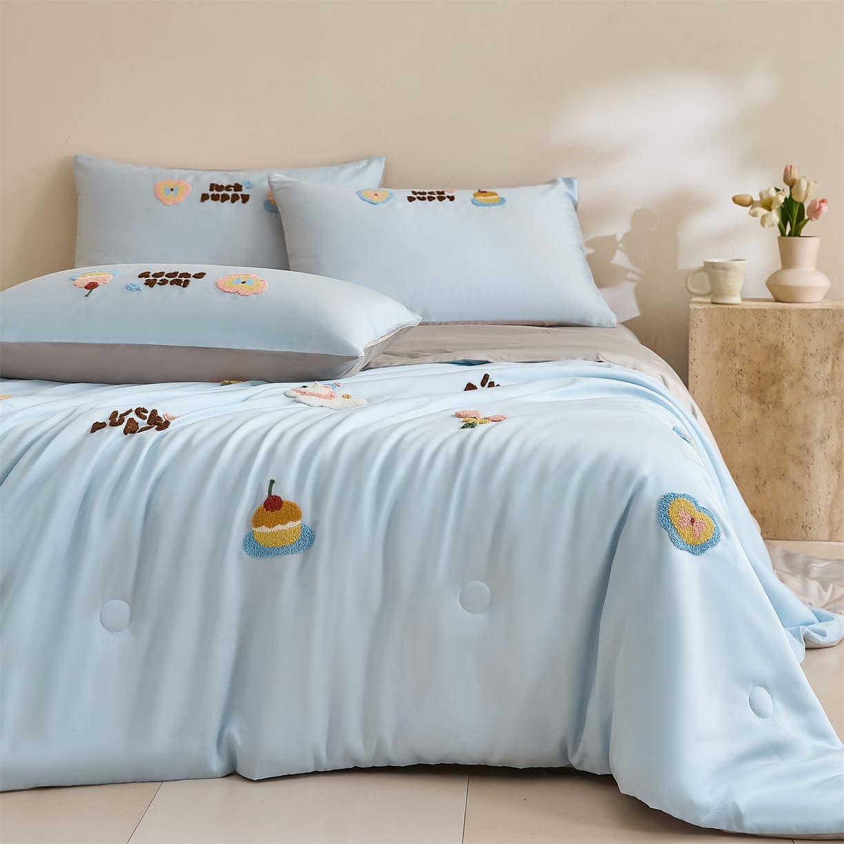 91家纺网 家纺一手货源 找家纺 DC 2026新款A类兰精天丝毛巾绣系列夏被四件套 婴儿蓝+冰川灰（初夏小狗）