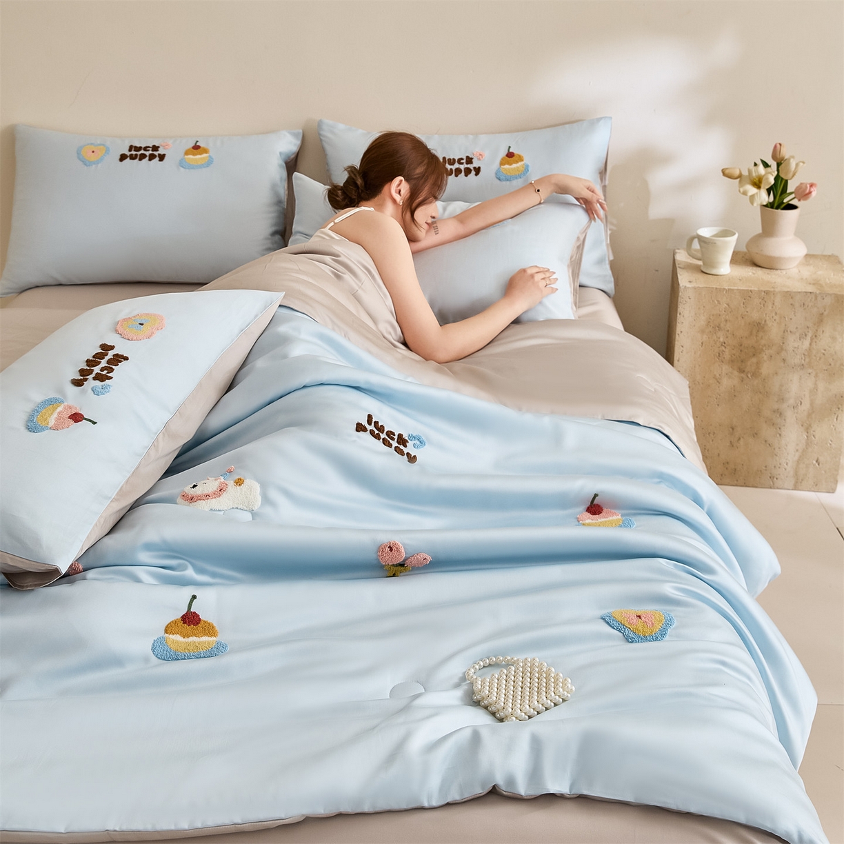 91家纺网 家纺一手货源 找家纺 DC 2026新款A类兰精天丝毛巾绣系列夏被四件套 婴儿蓝+冰川灰（初夏小狗）