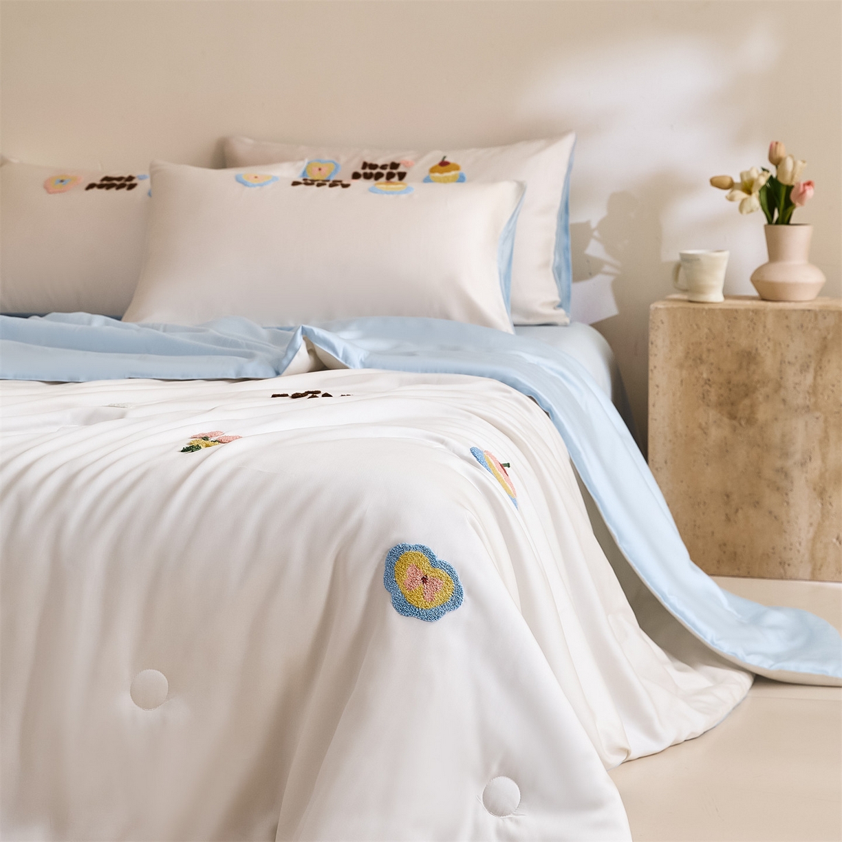 91家纺网 家纺一手货源 找家纺 DC 2026新款A类兰精天丝毛巾绣系列夏被四件套 元气白桃+婴儿蓝（初夏小狗）