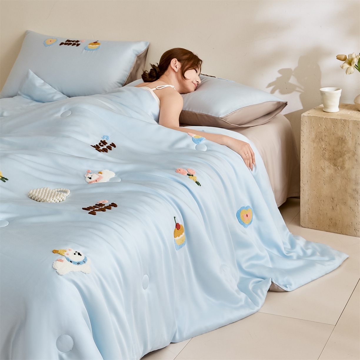 91家纺网 家纺一手货源 找家纺 DC 2026新款A类兰精天丝毛巾绣系列夏被四件套 婴儿蓝+冰川灰（初夏小狗）