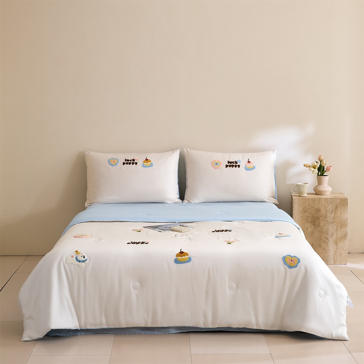 91家纺网 家纺一手货源 找家纺 DC 2026新款A类兰精天丝毛巾绣系列夏被四件套 元气白桃+婴儿蓝（初夏小狗）