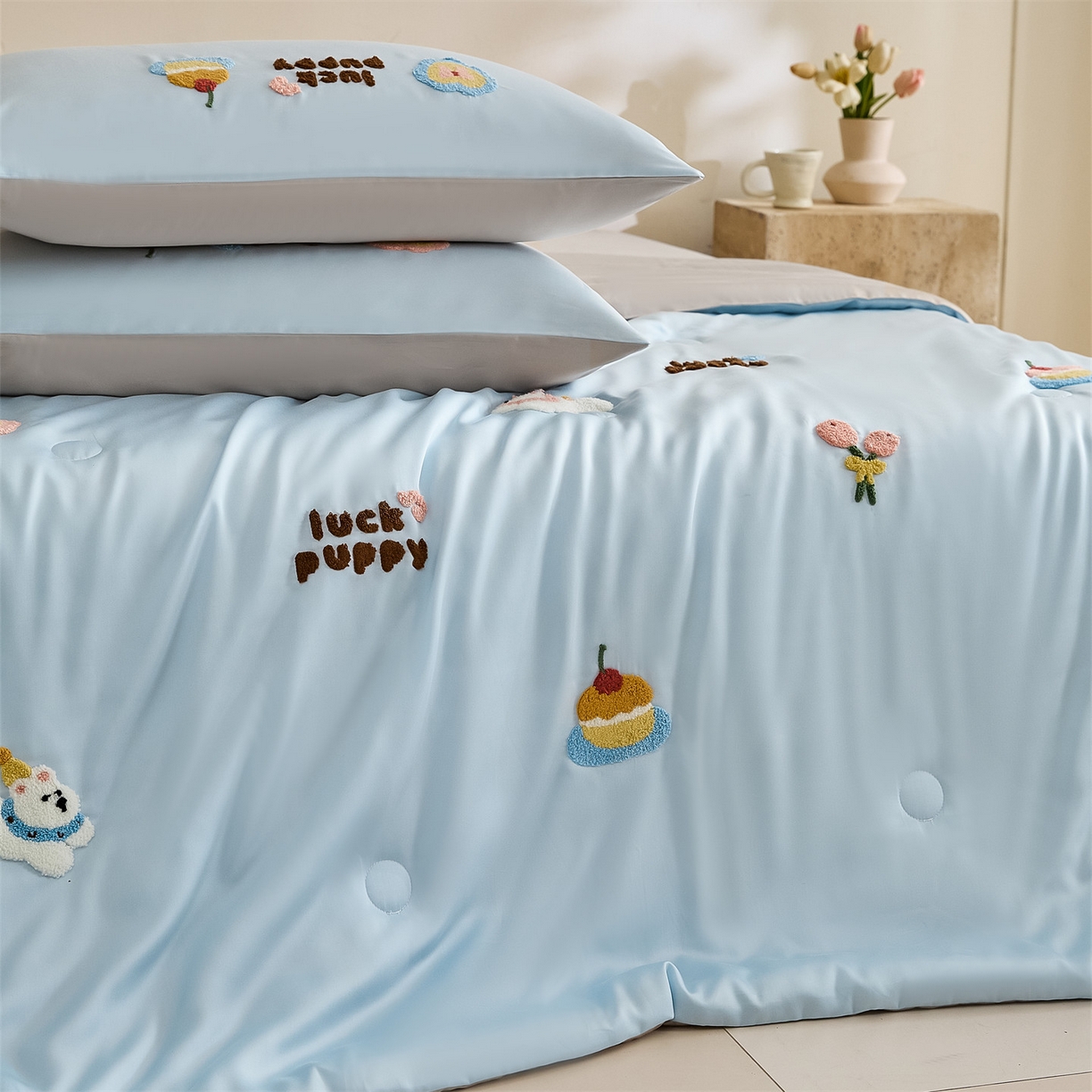 91家纺网 家纺一手货源 找家纺 DC 2026新款A类兰精天丝毛巾绣系列夏被四件套 婴儿蓝+冰川灰（初夏小狗）