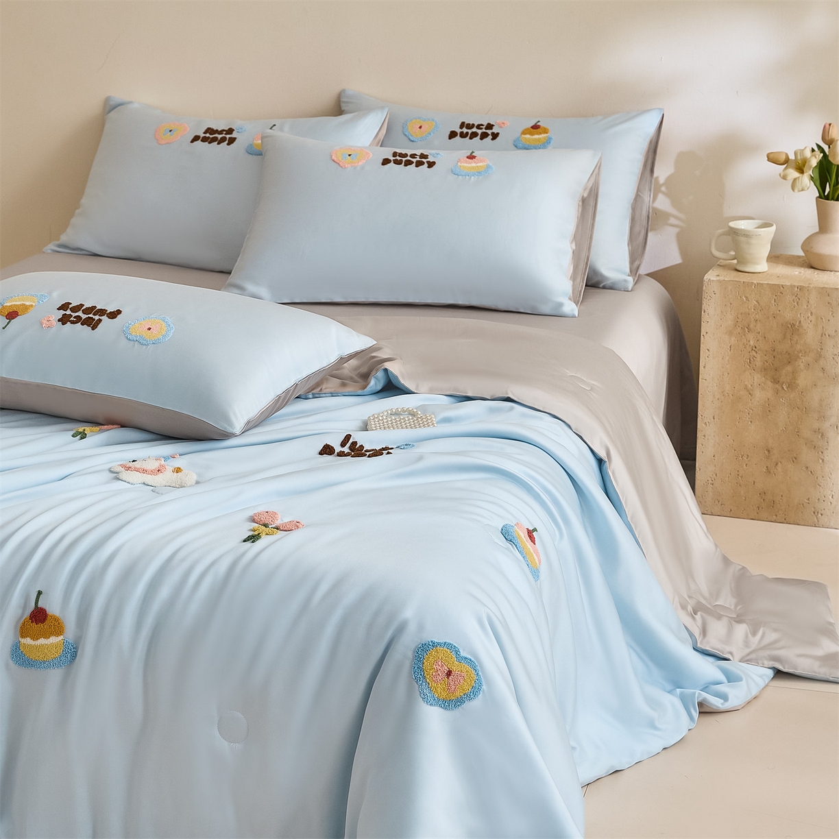 91家纺网 家纺一手货源 找家纺 DC 2026新款A类兰精天丝毛巾绣系列夏被四件套 婴儿蓝+冰川灰（初夏小狗）