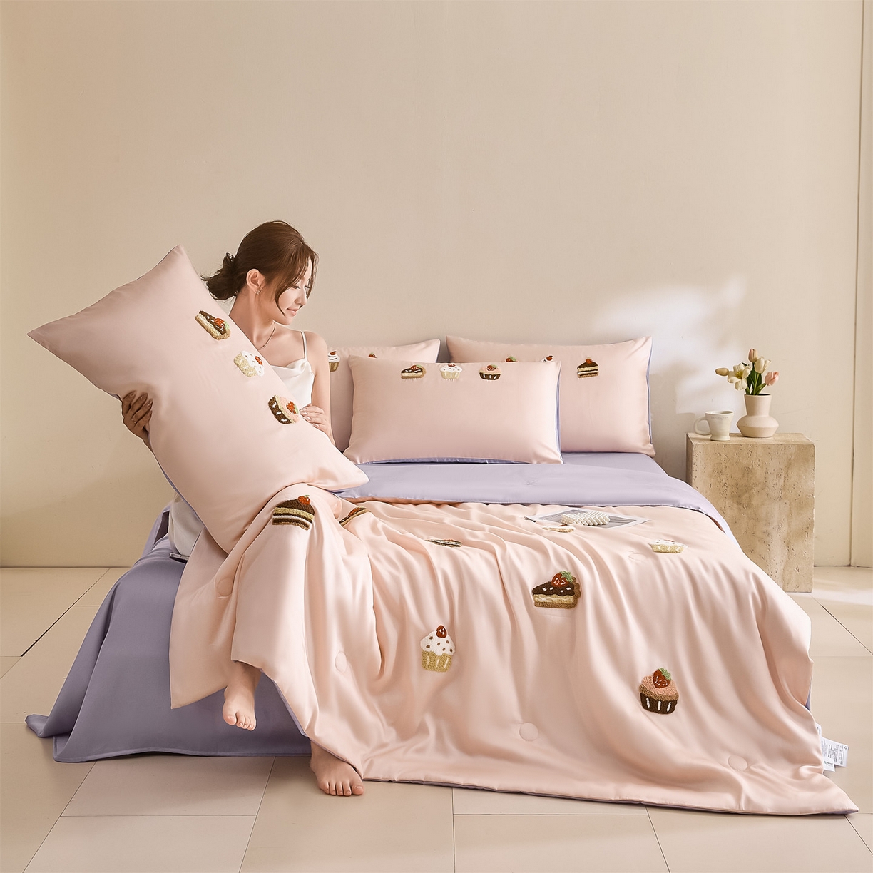 91家纺网 家纺一手货源 找家纺 DC 2026新款A类兰精天丝毛巾绣系列夏被四件套 半熟蜜桃+风信紫（丝绒蛋糕）