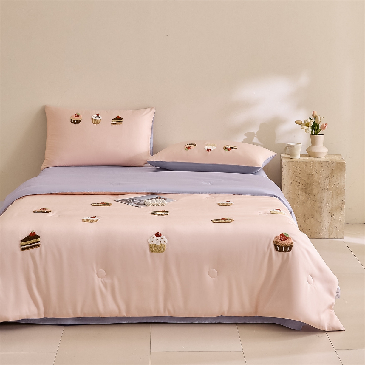 91家纺网 家纺一手货源 找家纺 DC 2026新款A类兰精天丝毛巾绣系列夏被四件套 半熟蜜桃+风信紫（丝绒蛋糕）