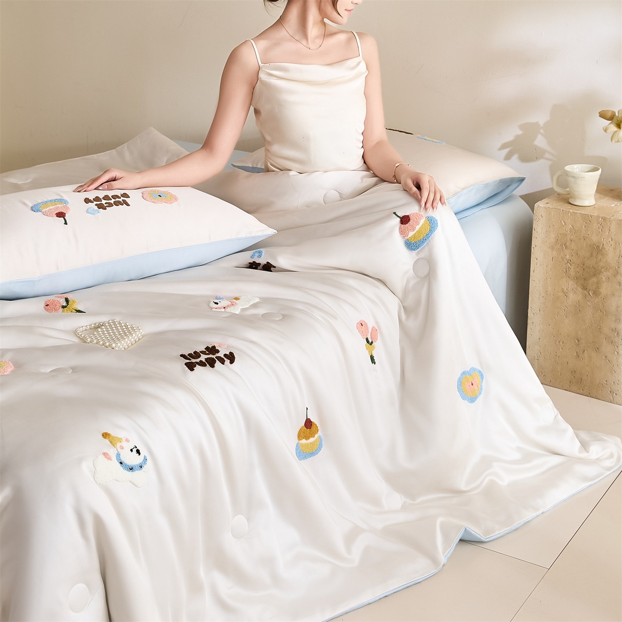 91家纺网 家纺一手货源 找家纺 DC 2026新款A类兰精天丝毛巾绣系列夏被四件套 元气白桃+婴儿蓝（初夏小狗）