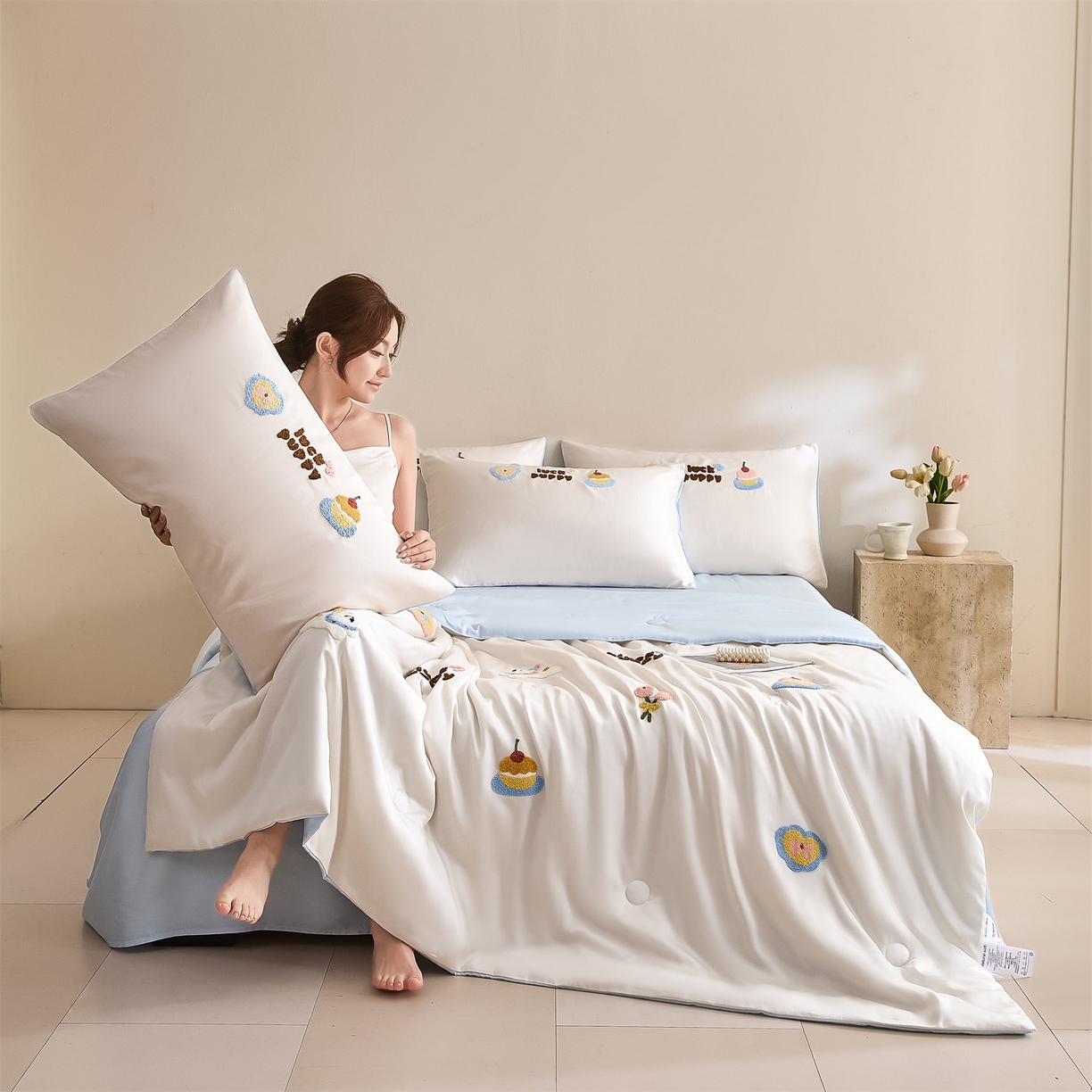 91家纺网 家纺一手货源 找家纺 DC 2026新款A类兰精天丝毛巾绣系列夏被四件套 元气白桃+婴儿蓝（初夏小狗）