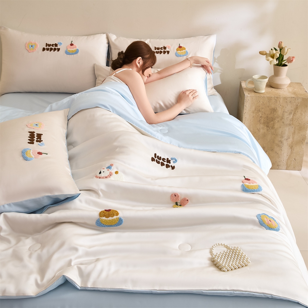 91家纺网 家纺一手货源 找家纺 DC 2026新款A类兰精天丝毛巾绣系列夏被四件套 元气白桃+婴儿蓝（初夏小狗）