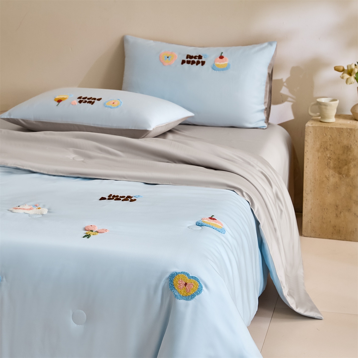 91家纺网 家纺一手货源 找家纺 DC 2026新款A类兰精天丝毛巾绣系列夏被四件套 婴儿蓝+冰川灰（初夏小狗）