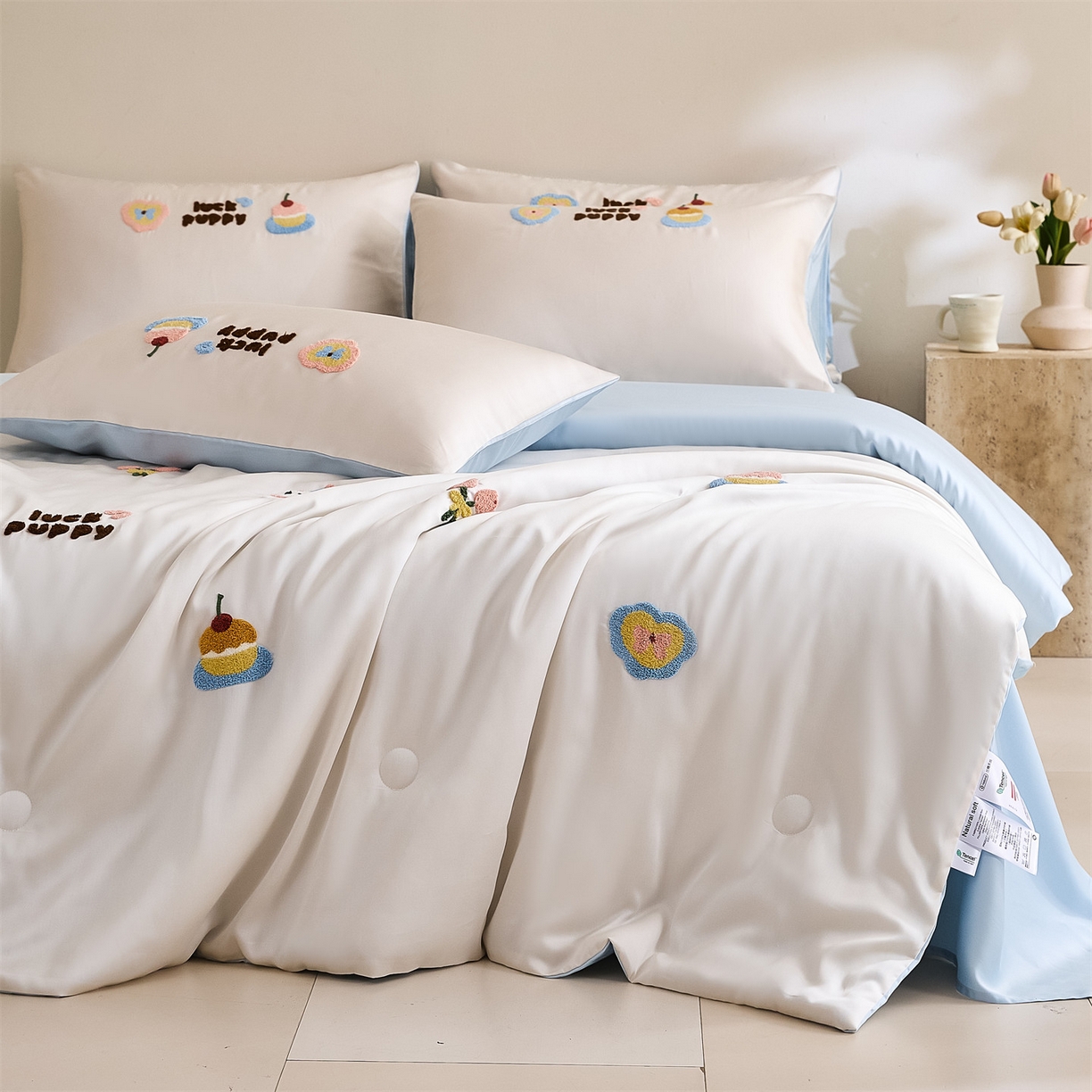 91家纺网 家纺一手货源 找家纺 DC 2026新款A类兰精天丝毛巾绣系列夏被四件套 元气白桃+婴儿蓝（初夏小狗）