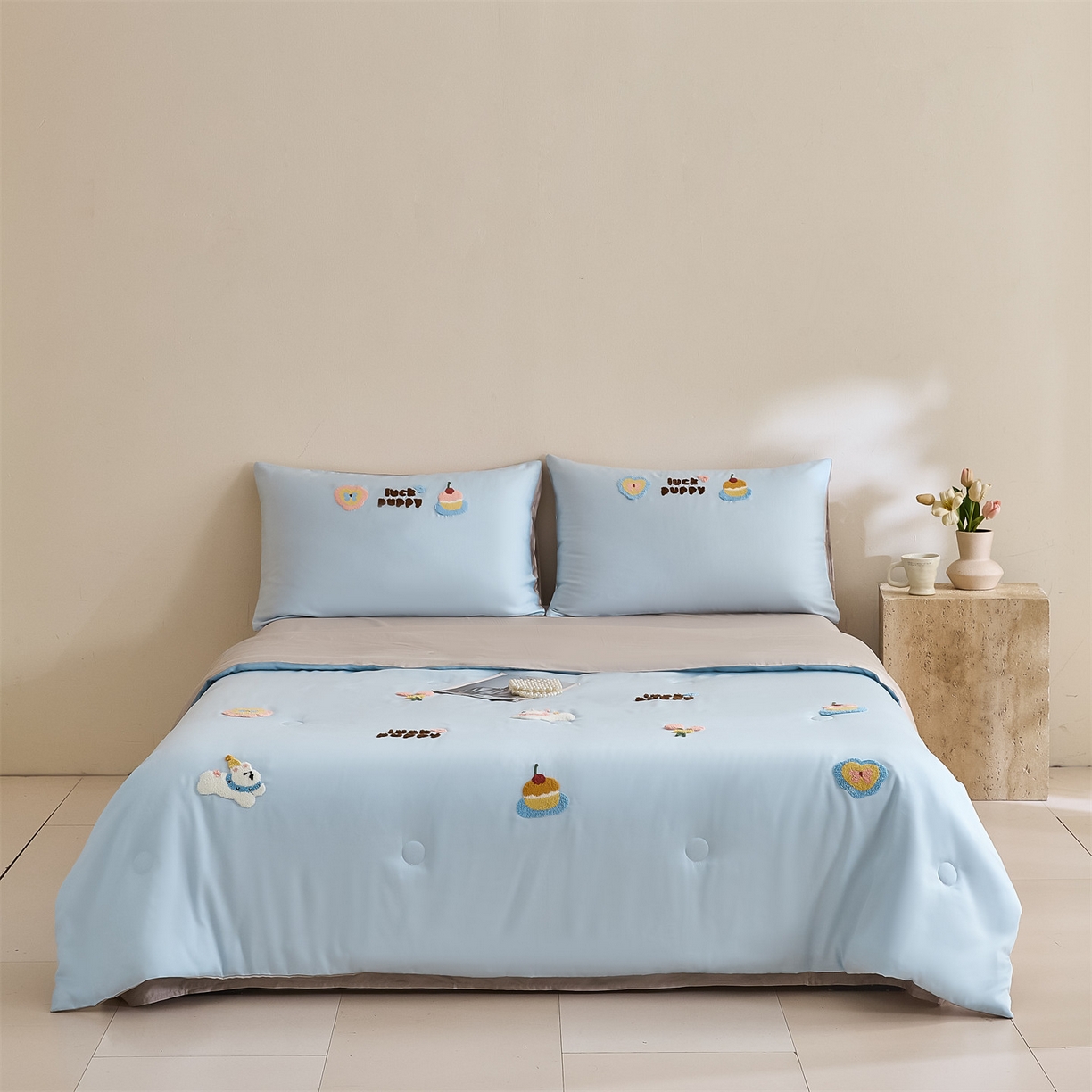 91家纺网 家纺一手货源 找家纺 DC 2026新款A类兰精天丝毛巾绣系列夏被四件套 婴儿蓝+冰川灰（初夏小狗）