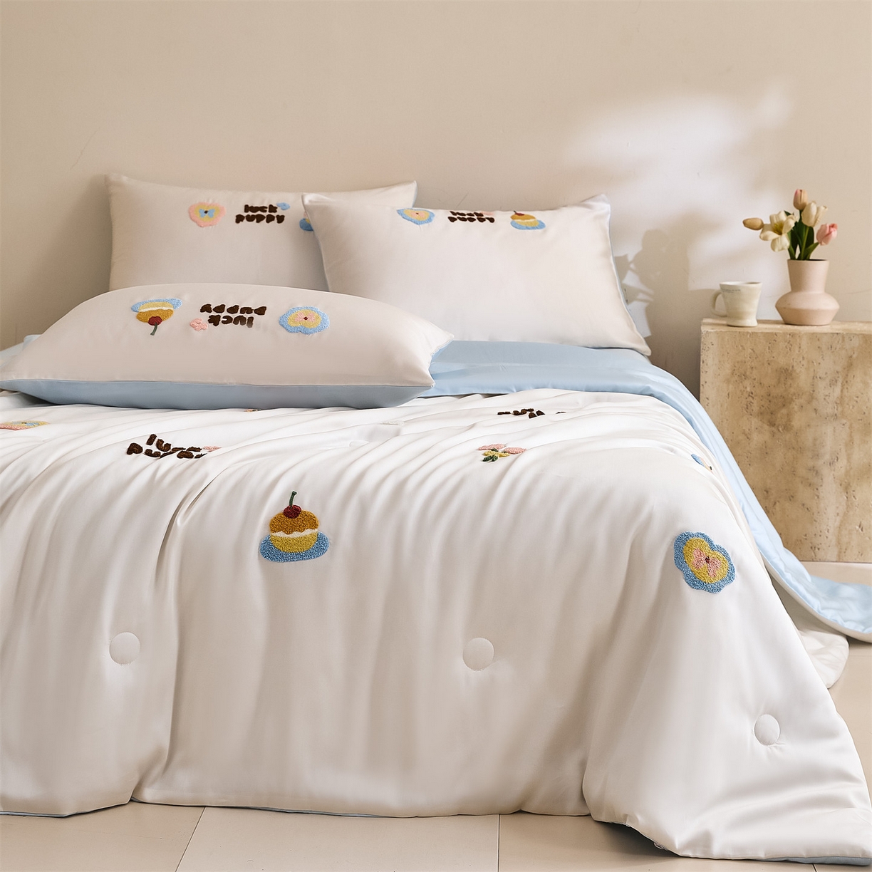 91家纺网 家纺一手货源 找家纺 DC 2026新款A类兰精天丝毛巾绣系列夏被四件套 元气白桃+婴儿蓝（初夏小狗）