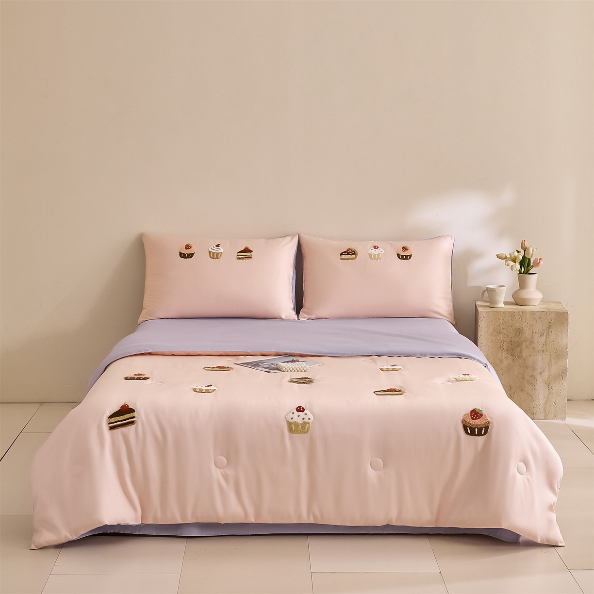 91家纺网 家纺一手货源 找家纺 DC 2026新款A类兰精天丝毛巾绣系列夏被四件套 半熟蜜桃+风信紫（丝绒蛋糕）