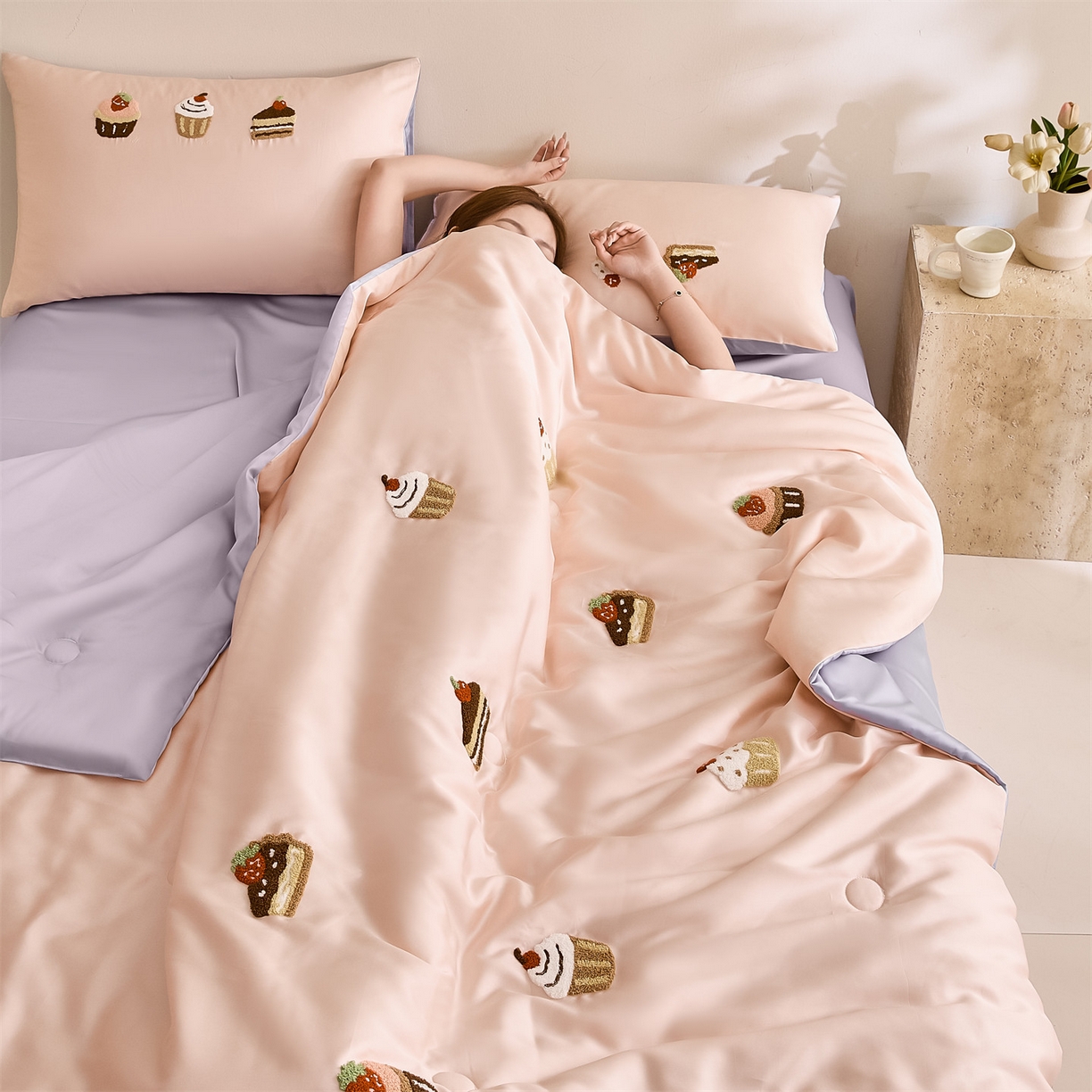 91家纺网 家纺一手货源 找家纺 DC 2026新款A类兰精天丝毛巾绣系列夏被四件套 半熟蜜桃+风信紫（丝绒蛋糕）