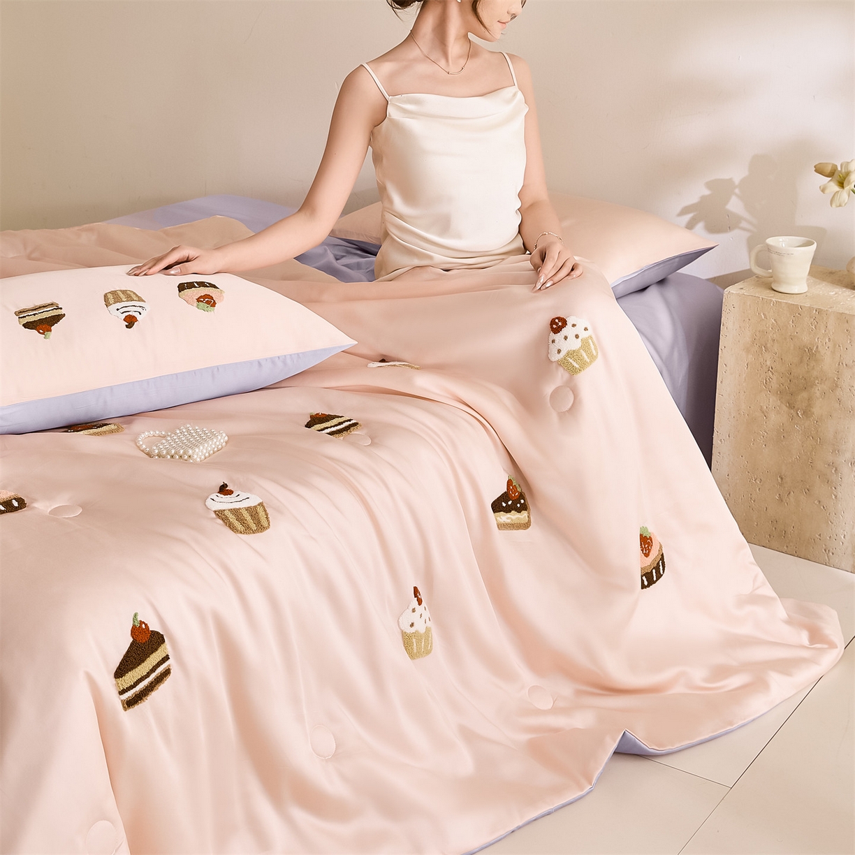 91家纺网 家纺一手货源 找家纺 DC 2026新款A类兰精天丝毛巾绣系列夏被四件套 半熟蜜桃+风信紫（丝绒蛋糕）