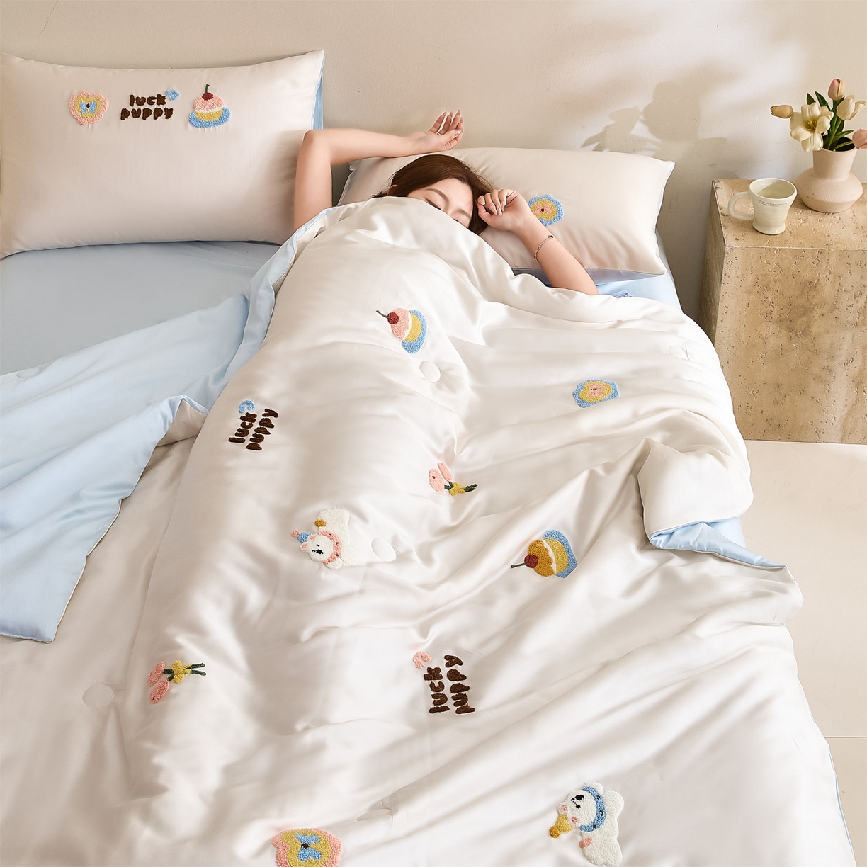 91家纺网 家纺一手货源 找家纺 DC 2026新款A类兰精天丝毛巾绣系列夏被四件套 元气白桃+婴儿蓝（初夏小狗）