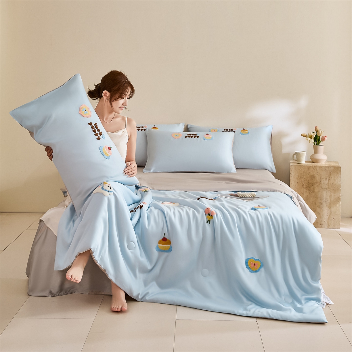 91家纺网 家纺一手货源 找家纺 DC 2026新款A类兰精天丝毛巾绣系列夏被四件套 婴儿蓝+冰川灰（初夏小狗）