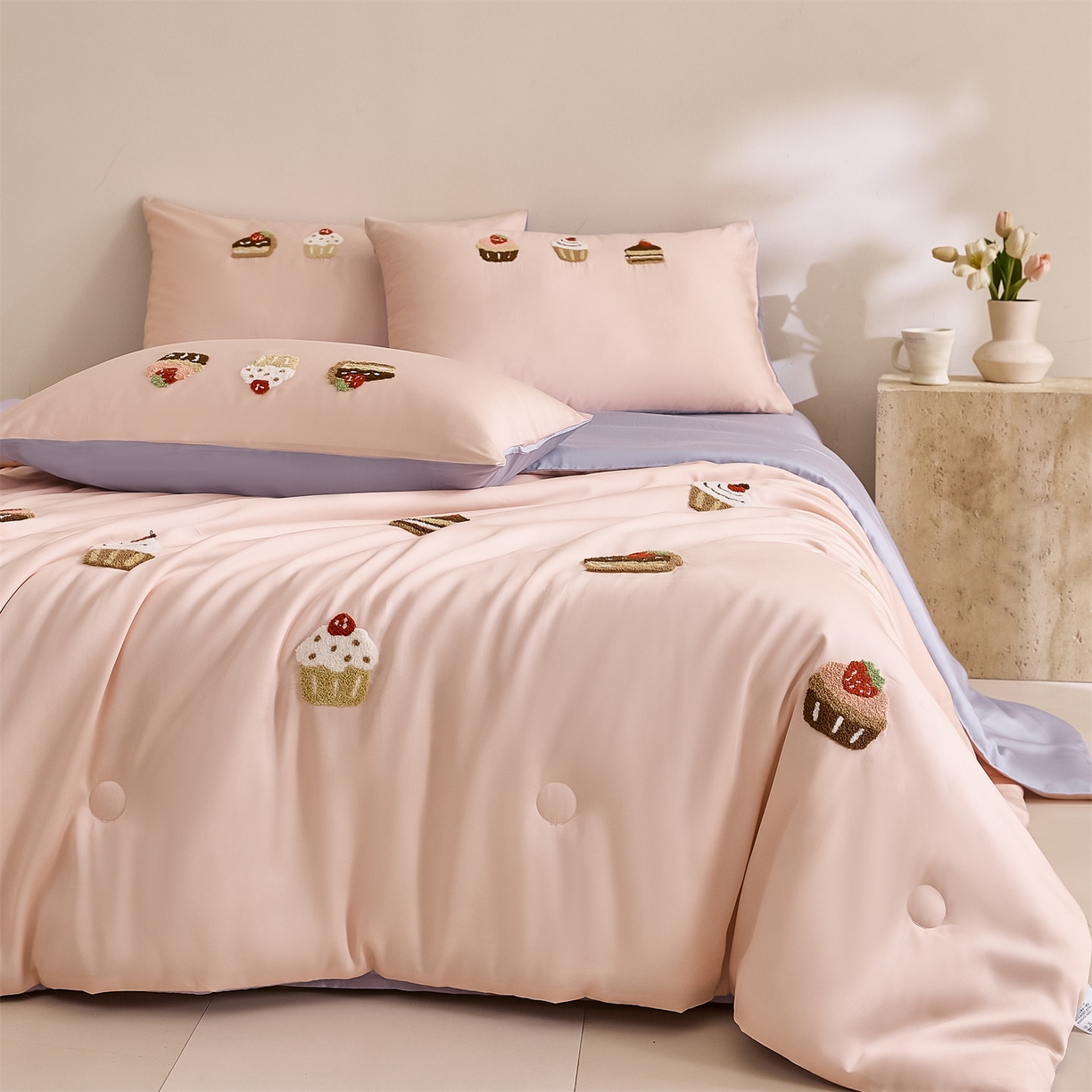 91家纺网 家纺一手货源 找家纺 DC 2026新款A类兰精天丝毛巾绣系列夏被四件套 半熟蜜桃+风信紫（丝绒蛋糕）