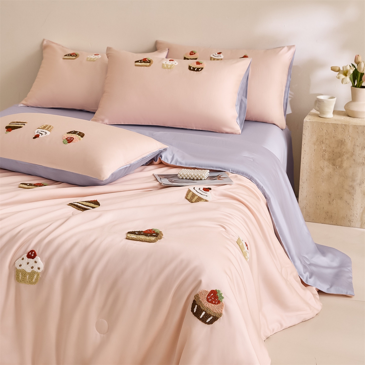 91家纺网 家纺一手货源 找家纺 DC 2026新款A类兰精天丝毛巾绣系列夏被四件套 半熟蜜桃+风信紫（丝绒蛋糕）