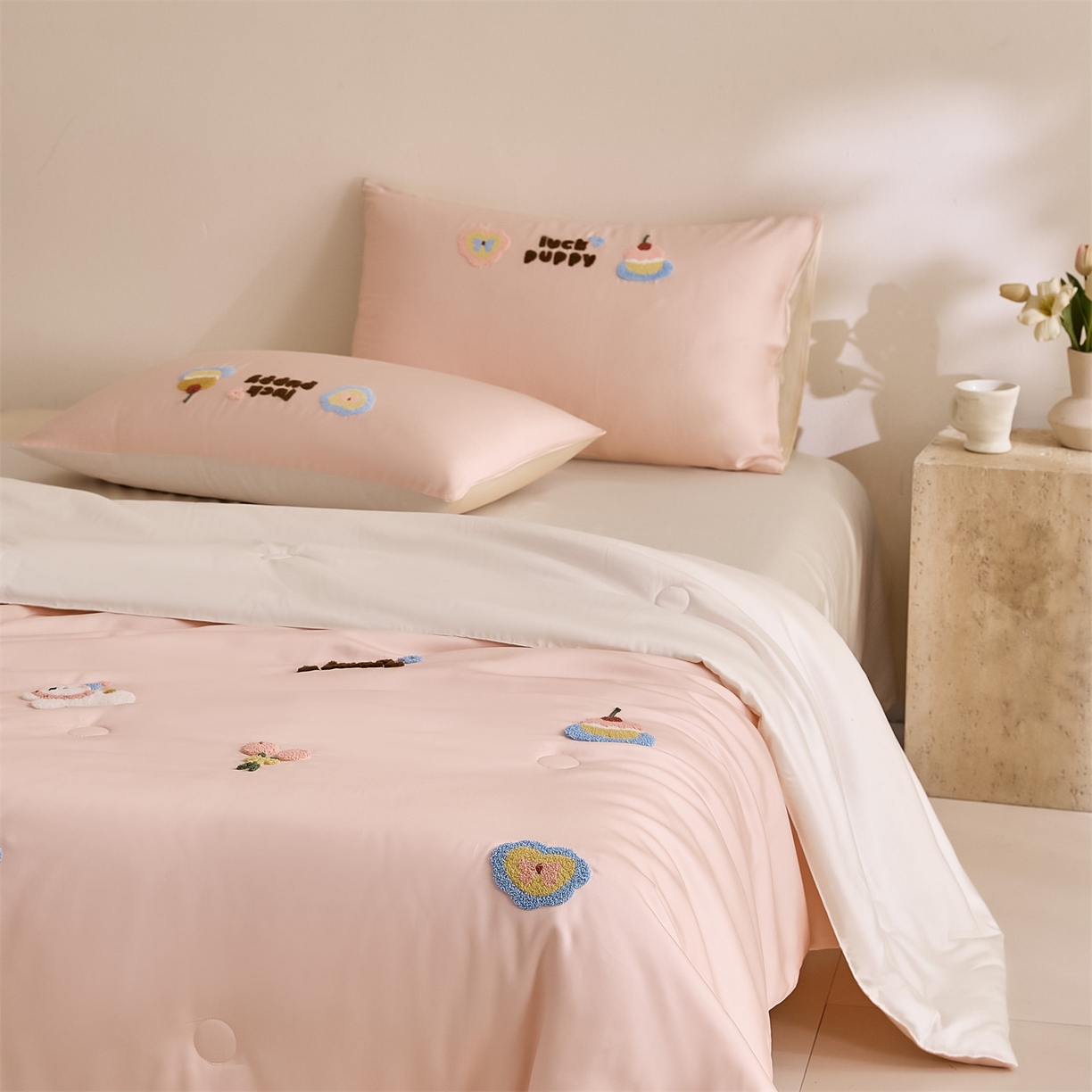 91家纺网 家纺一手货源 找家纺 DC 2026新款A类兰精天丝毛巾绣系列夏被四件套 半熟蜜桃+元气白桃（初夏小狗）