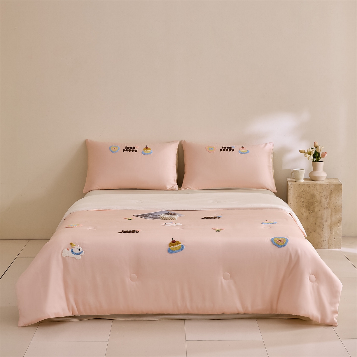 91家纺网 家纺一手货源 找家纺 DC 2026新款A类兰精天丝毛巾绣系列夏被四件套 半熟蜜桃+元气白桃（初夏小狗）