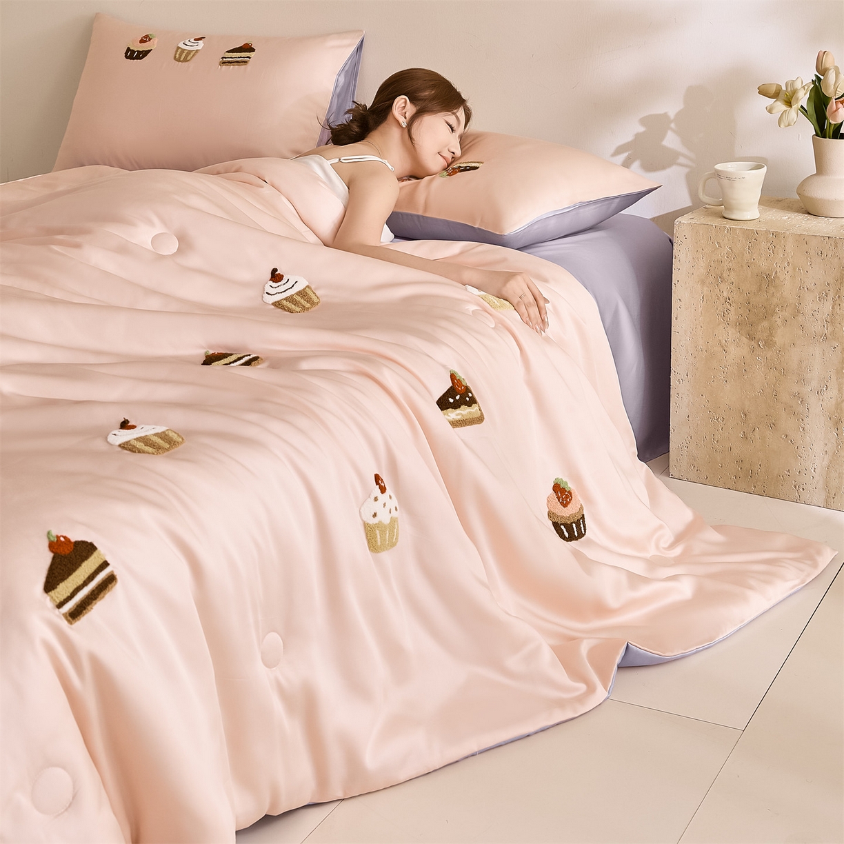 91家纺网 家纺一手货源 找家纺 DC 2026新款A类兰精天丝毛巾绣系列夏被四件套 半熟蜜桃+风信紫（丝绒蛋糕）