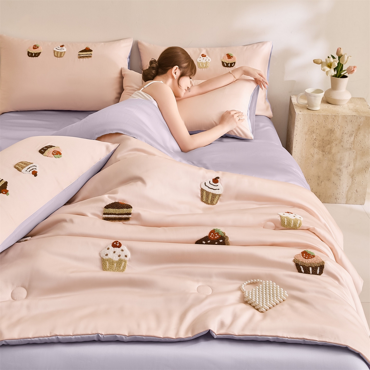 91家纺网 家纺一手货源 找家纺 DC 2026新款A类兰精天丝毛巾绣系列夏被四件套 半熟蜜桃+风信紫（丝绒蛋糕）