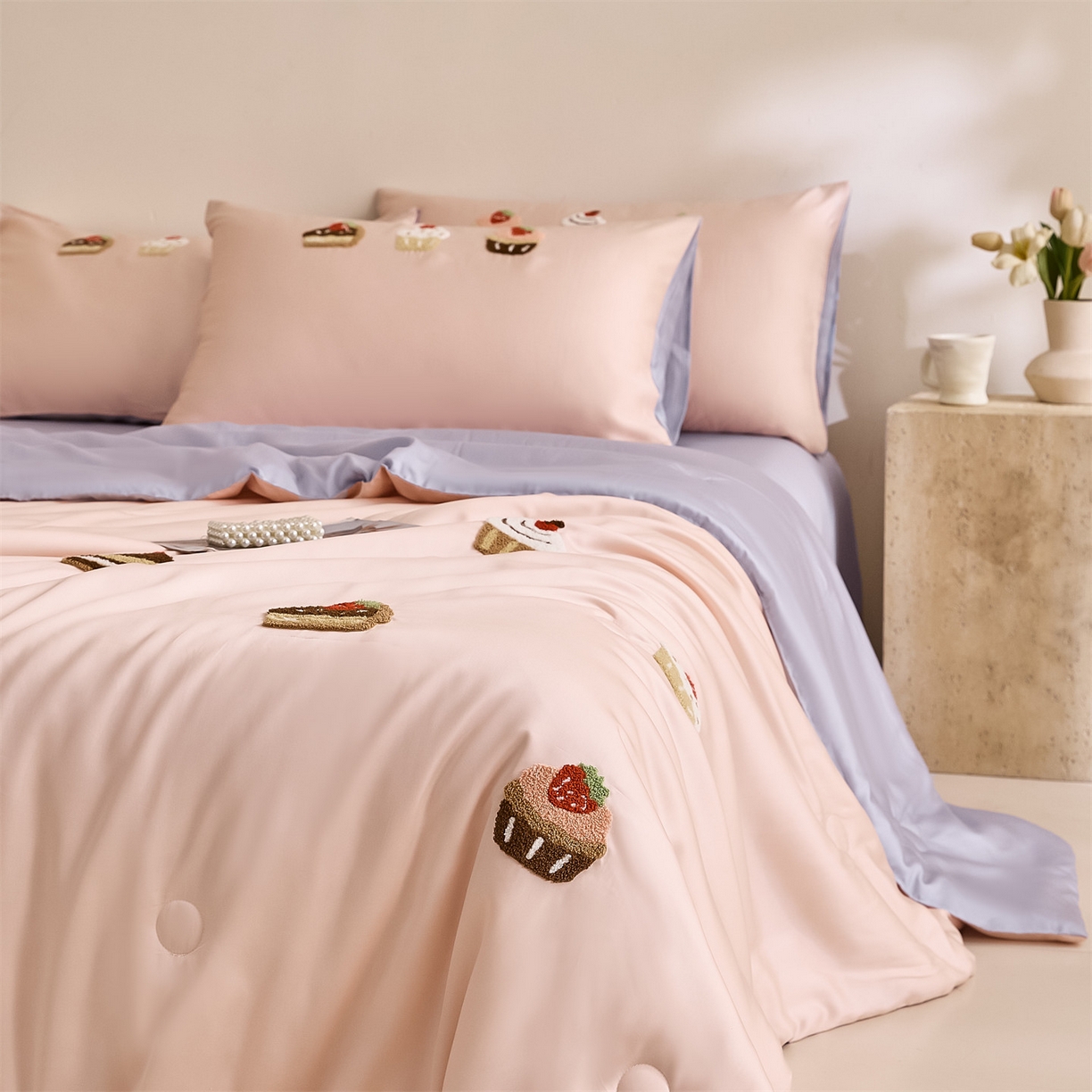 91家纺网 家纺一手货源 找家纺 DC 2026新款A类兰精天丝毛巾绣系列夏被四件套 半熟蜜桃+风信紫（丝绒蛋糕）