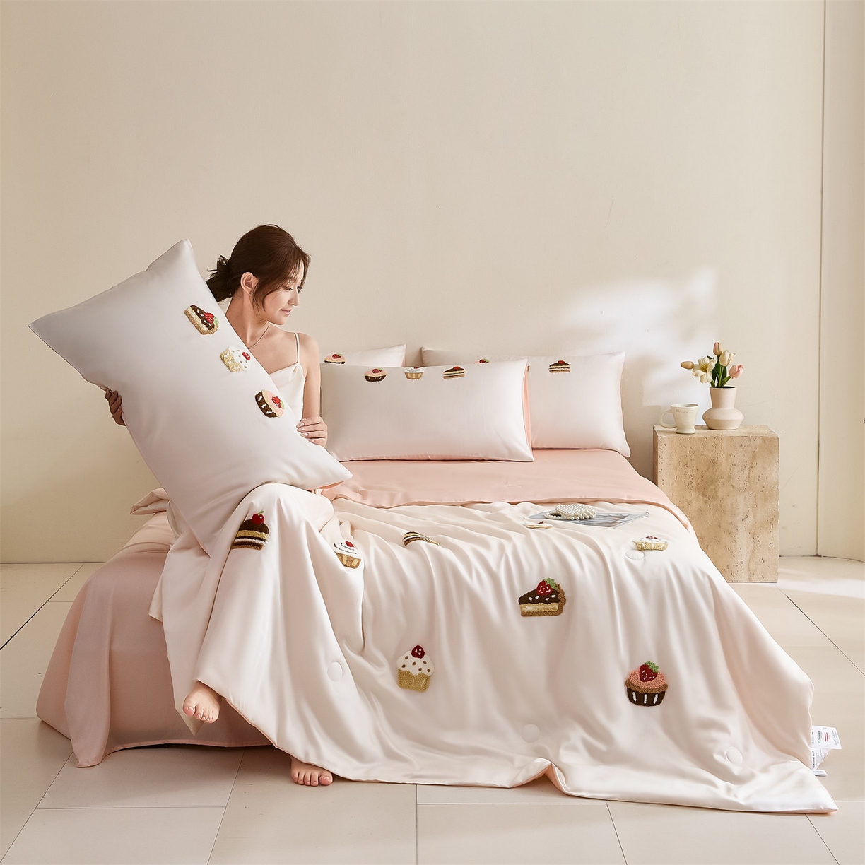 91家纺网 家纺一手货源 找家纺 DC 2026新款A类兰精天丝毛巾绣系列夏被四件套 元气白桃+半熟蜜桃（丝绒蛋糕）