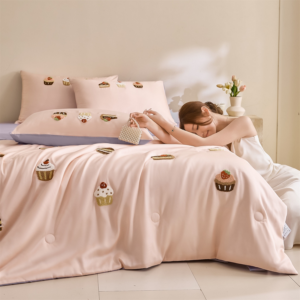 91家纺网 家纺一手货源 找家纺 DC 2026新款A类兰精天丝毛巾绣系列夏被四件套 半熟蜜桃+风信紫（丝绒蛋糕）