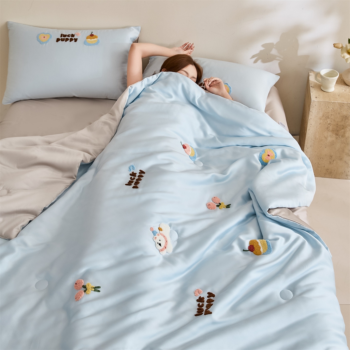 91家纺网 家纺一手货源 找家纺 DC 2026新款A类兰精天丝毛巾绣系列夏被四件套 婴儿蓝+冰川灰（初夏小狗）