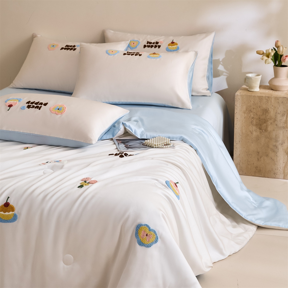 91家纺网 家纺一手货源 找家纺 DC 2026新款A类兰精天丝毛巾绣系列夏被四件套 元气白桃+婴儿蓝（初夏小狗）